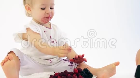 有污点的女婴用浆果对待她妈妈视频的预览图