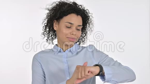 专业的非洲年轻女性使用智能手表的画像视频的预览图