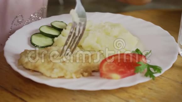 这孩子吃土豆泥和切碎的新鲜蔬菜视频的预览图