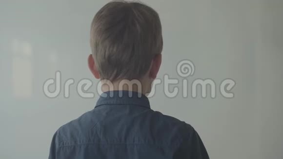 脏脸的小男孩看着镜头走在烟云里孩子消失在烟雾中视频的预览图