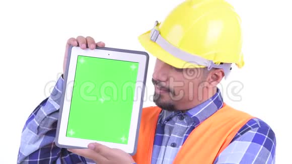 一位满脸胡须的波斯人建筑工人展示数字平板电脑视频的预览图