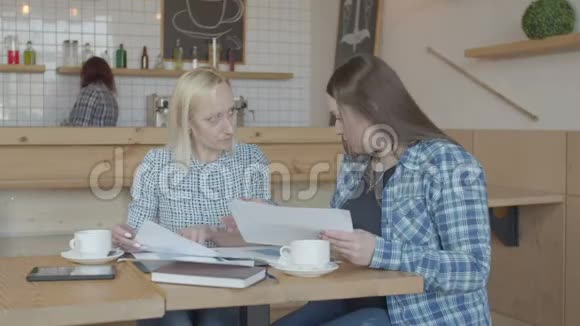 忙碌的女性自由职业者在咖啡馆工作视频的预览图