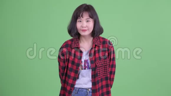 快乐的亚洲时髦女人被采访视频的预览图