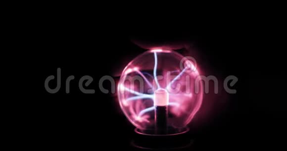 人类用粉红色和蓝色闪电在黑暗中触摸特斯拉等离子球视频的预览图