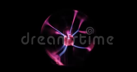 特斯拉等离子球与粉红色和蓝色闪电在黑暗的黑色背景视频的预览图