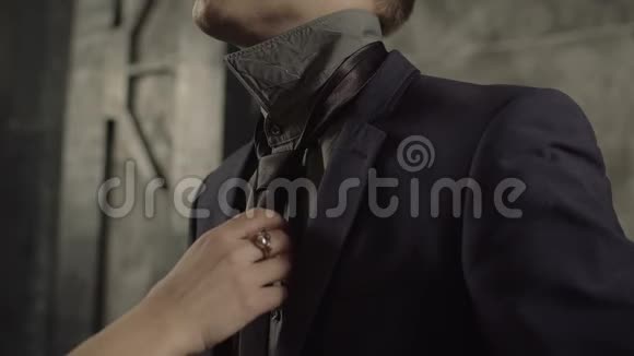 女性双手调整西装男黑色领带视频的预览图