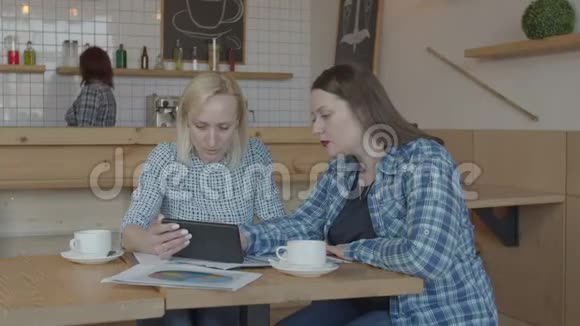 独立的自由职业者在咖啡馆的网络视频的预览图