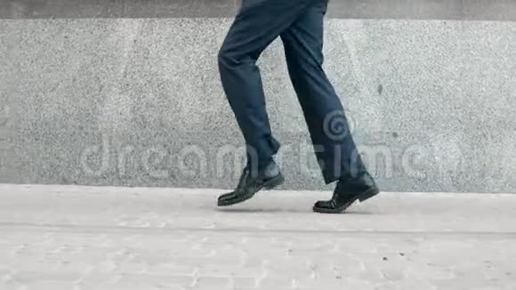 商人在街上跳舞靠近建筑物的室外舞鞋视频的预览图