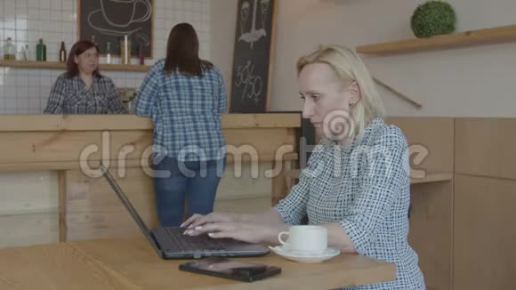 在咖啡馆工作的讨厌的女性博客视频的预览图