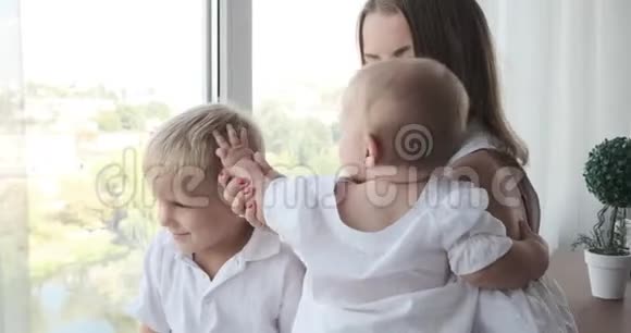 妈妈和孩子们在窗外玩耍视频的预览图