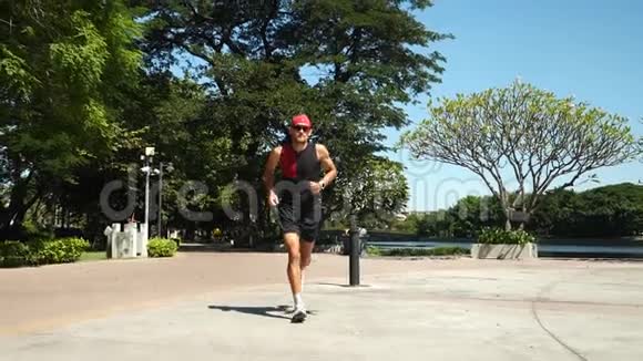 运动员在公园里跑步视频的预览图