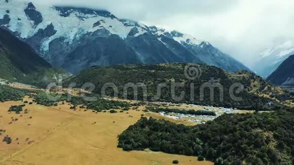 新西兰库克山国家公园的戏剧性山谷视频的预览图