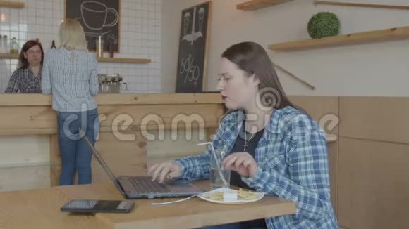 在咖啡馆的笔记本电脑上建立自信的自由职业者网络视频的预览图