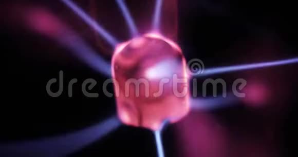 特斯拉等离子体球中的特写电极中间有粉红色和蓝色闪电视频的预览图