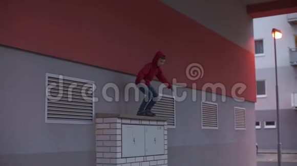 一个孩子从公寓楼的上层建筑上跳下来视频的预览图