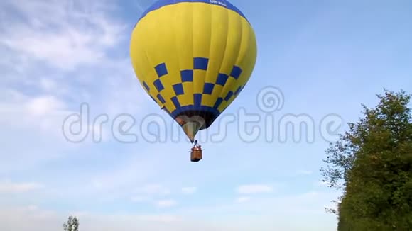 热气球从地球起飞飞向蓝色的高地视频的预览图