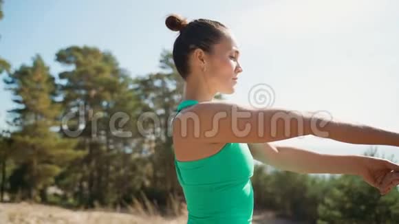 女孩伸展手臂站在河边视频的预览图