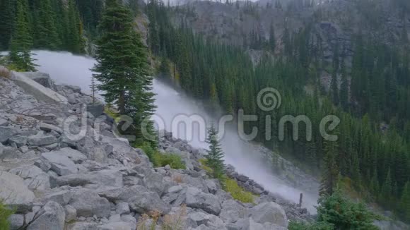 美丽瀑布的夏季景色视频的预览图