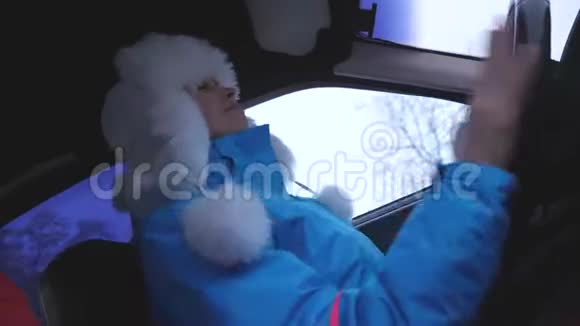 女人在冬天下雪的季节开车独立自由的女性一个开车的女孩跳舞唱歌aa视频的预览图