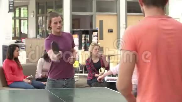大学生放松和打乒乓球视频的预览图