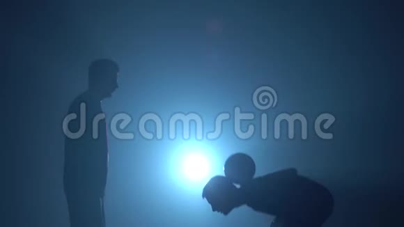 足球自由泳两名运动员用头互相传球视频的预览图