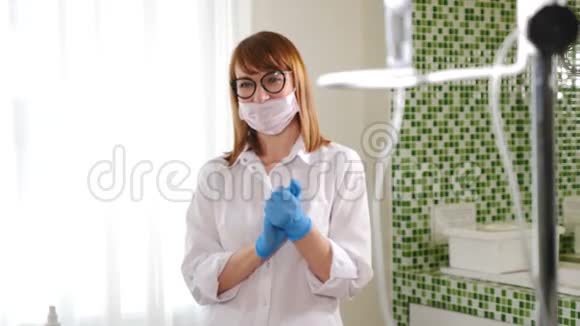 健康观念医院护士用抗菌液体擦拭手套的手的画像视频的预览图