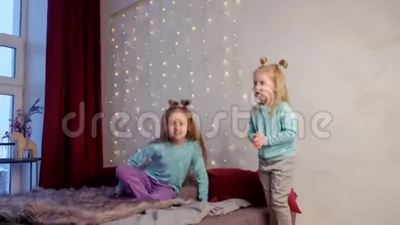 小可爱的女孩和她的妹妹在家里的卧室里讲述这首诗孩子们视频的预览图