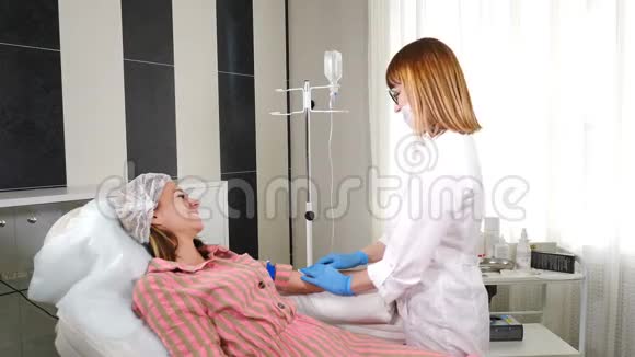 病房里的女医生给她准备了滴管轻型手术室静脉滴注调整视频的预览图