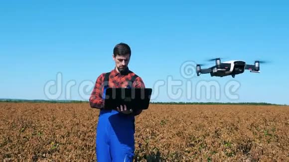 农业工人在田间控制无人机视频的预览图