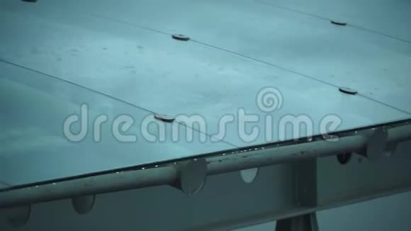 雨滴在玻璃屋顶上视频的预览图