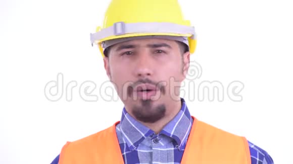 一脸严肃胡须的波斯人建筑工人点头没有视频的预览图