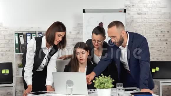 热情的商业人士讨论项目用手提电脑向女老板展示视频的预览图