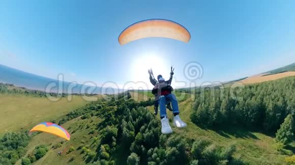 运动员们用滑翔伞飞过田野视频的预览图