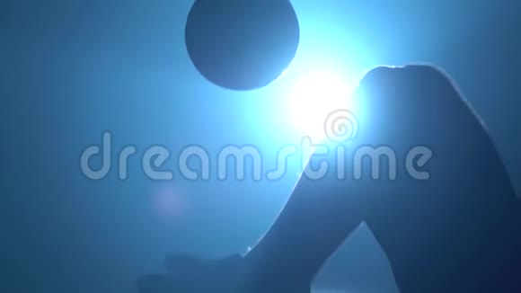 足球自由泳运动员腿部特写塞球坐在地上慢动作视频的预览图