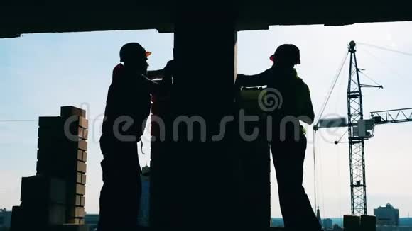 人们在建筑工地上铺砖砖匠在一个建筑工地做砌砖工作视频的预览图