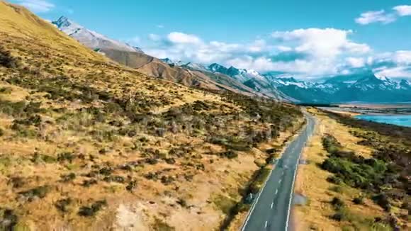 时光流逝风景道与高山和冰川湖鸟瞰MT库克国道80新西兰视频的预览图