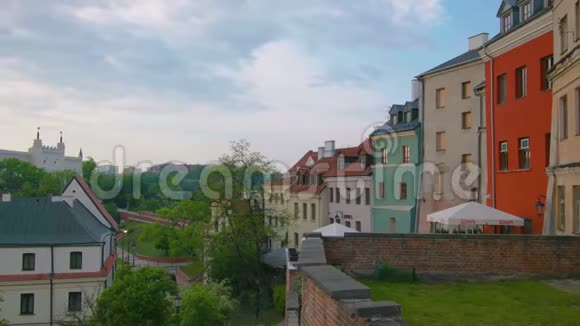 卢布林城堡前面有房子波兰视频的预览图