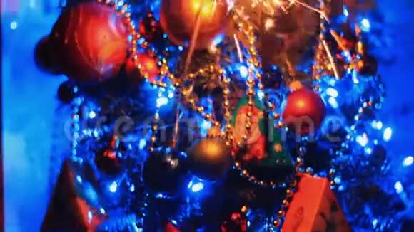 新年树的背景上闪耀着光芒视频的预览图