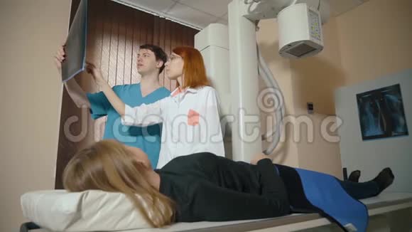 病人躺在床上做x光检查视频的预览图
