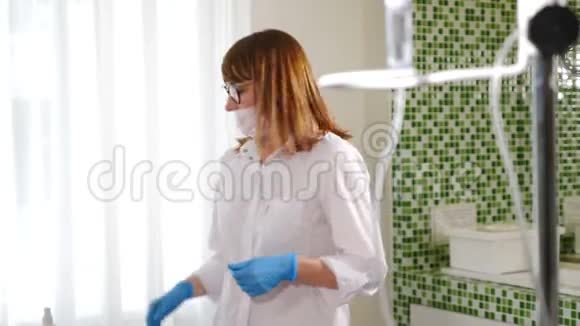保健概念医院护士在手术前用无菌手套洗手女医生视频的预览图