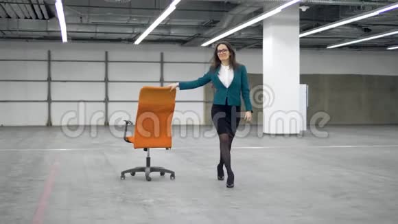 女经理正在大厅里用一把摇椅跳舞视频的预览图