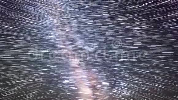 沙漠中星空的时间流逝银河系和飞机的痕迹视频的预览图