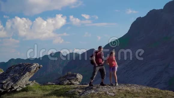 父亲和女儿正在山里旅行视频的预览图