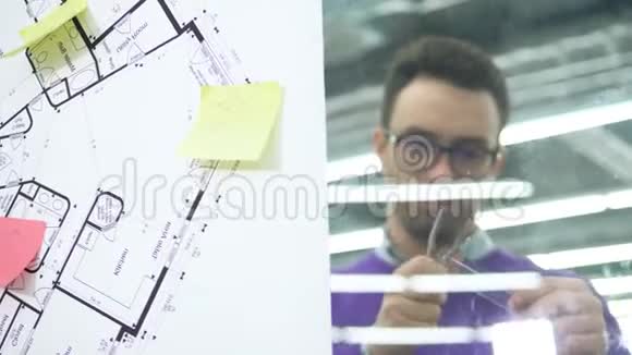 一位工程师一位专家正在塑料板上做计算视频的预览图