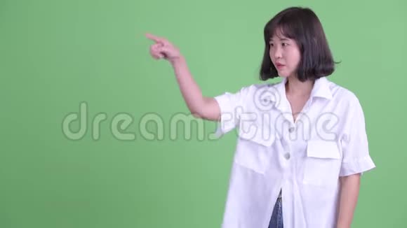 快乐美丽的亚洲女商人摸东西竖起大拇指视频的预览图