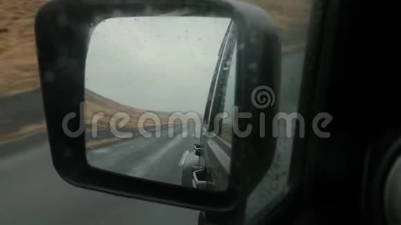 雨中在冰岛开车视频的预览图