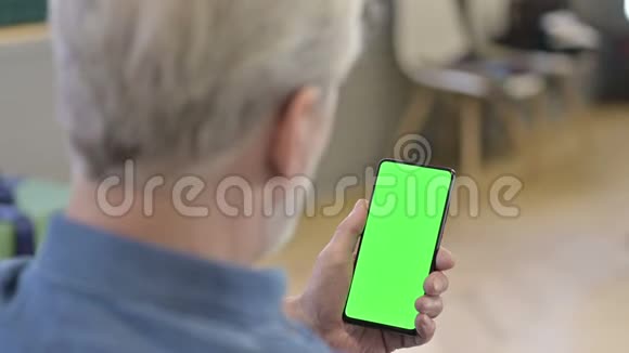 使用绿色锁屏智能手机的老人视频的预览图