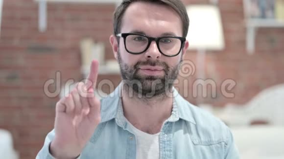 胡子青年用手指手势说不的肖像视频的预览图