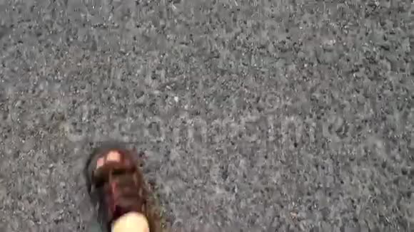 穿着凉鞋走路视频的预览图