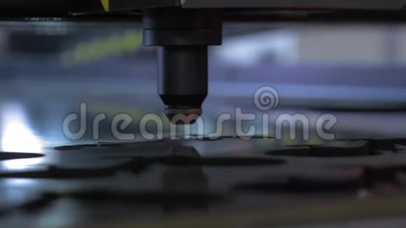 工业激光切割木材在胶合板上切割一个图案并缓慢移动关闭一大片视频的预览图